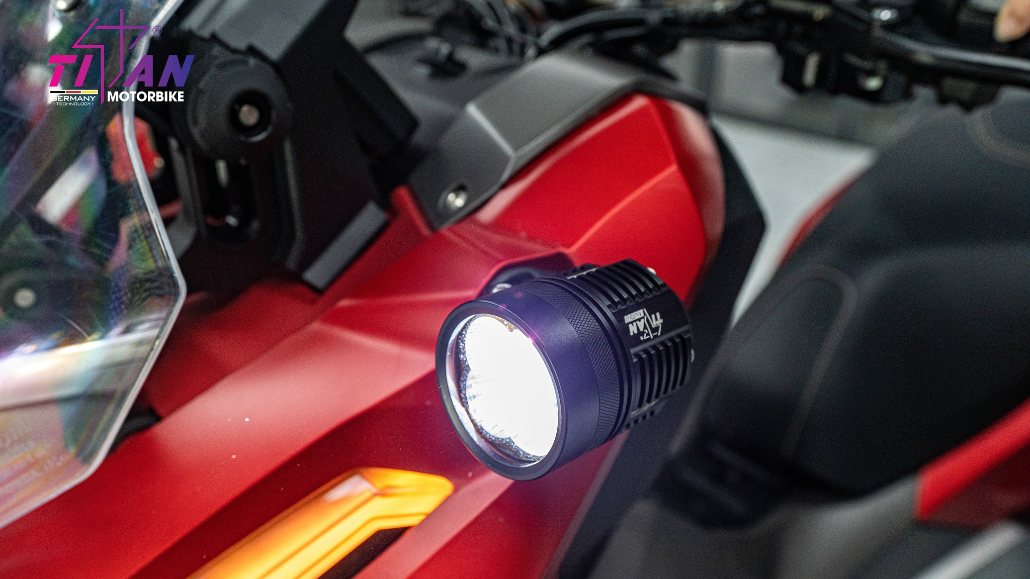 “CHẤT CHƠI" HONDA ADV LÊN ĐÈN TRỢ SÁNG M60 ULTRA